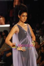 Model walks the ramp for Raj Mahtani show on Day 2 of HDIL on 7th Oct 2010 (24).JPG